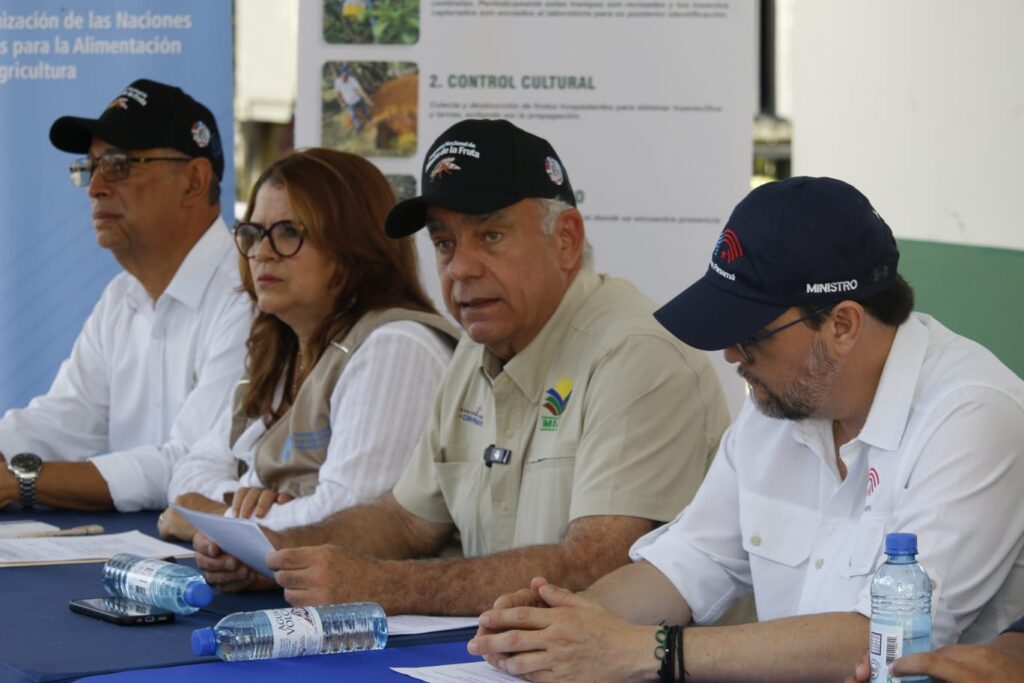 Ministro Linares lidera acto de liberación histórica de moscas ...